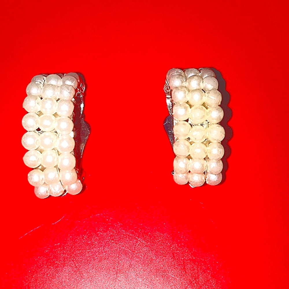 Vintage pearl gold tone clip on earrings from the 1940s unbranded.